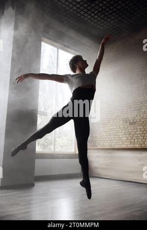 Junger, stilvoller, moderner männlicher Balletttänzer in Bewegung Stockfoto