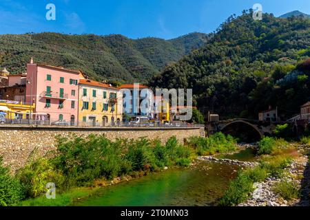 Mittelalterliche Steinbrücke über Argentinien Fluss und Kapelle in der kleinen Stadt Badalucco. Stockfoto