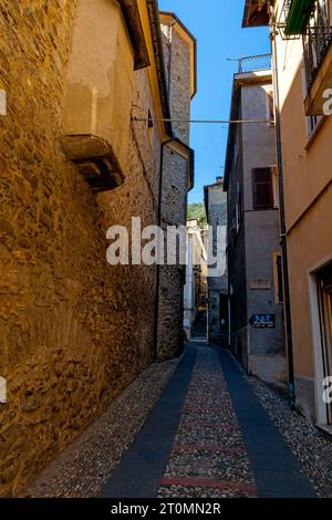 Enge Straße der mittelalterlichen Kleinstadt Badalucco. Badalucco ist eine Gemeinde in der Provinz Imperia in der italienischen Region Ligurien. Italien. Stockfoto