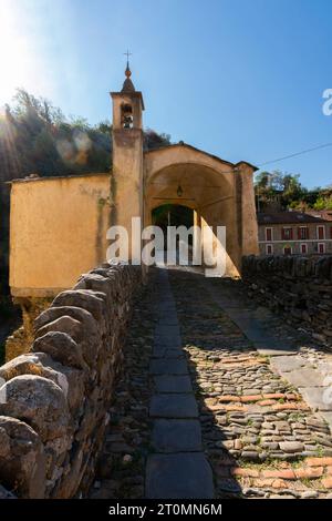 Mittelalterliche Steinbrücke über Argentinien Fluss und Kapelle in der kleinen Stadt Badalucco. Badalucco ist eine Gemeinde in der italienischen Provinz Imperia. Stockfoto