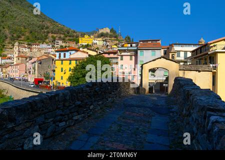 Mittelalterliche Steinbrücke über Argentinien Fluss und Kapelle in der kleinen Stadt Badalucco. Badalucco ist eine Gemeinde in der italienischen Provinz Imperia. Stockfoto