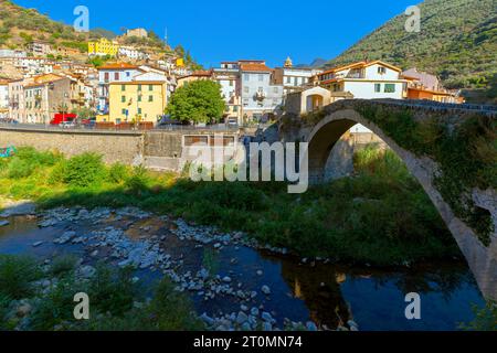 Mittelalterliche Steinbrücke über Argentinien Fluss und Kapelle in der kleinen Stadt Badalucco. Badalucco ist eine Gemeinde in der italienischen Provinz Imperia. Stockfoto