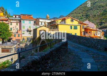 Mittelalterliche Steinbrücke über Argentinien Fluss und Kapelle in der kleinen Stadt Badalucco. Badalucco ist eine Gemeinde in der italienischen Provinz Imperia. Stockfoto