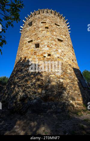 Der Anti-Barbarenturm (Torre antibarbaresca) im Dorf Torrazza in der Nähe von Imperia, Ligurien, Italien. Stockfoto