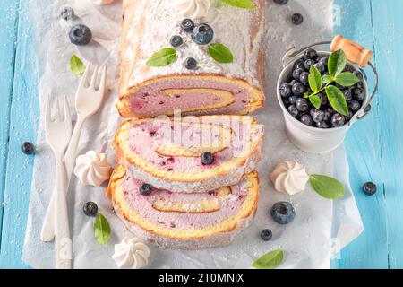 Hausgemachte Heidelbeere schweizer Roulette aus Beerenfrüchten. Mango schweizer Brötchen mit Beeren und Zucker. Stockfoto