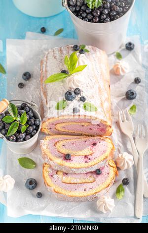 Leckere Heidelbeere schweizer Roulette aus Beerenfrüchten. Mango schweizer Brötchen mit Beeren und Zucker. Stockfoto