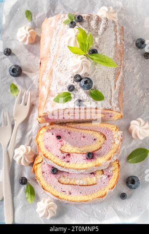 Süße Heidelbeere schweizer Roulette aus Beerenfrüchten. Mango schweizer Brötchen mit Beeren und Zucker. Stockfoto