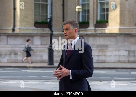 London, Vereinigtes Königreich. Oktober 2023. Der Staatssekretär für Verkehr Mark Harper wird vor der BBC gesehen, bevor er am Sonntag mit Laura Kuenssberg erscheint. Quelle: Tayfun Salci / Alamy Live News Stockfoto