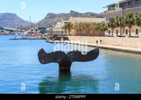 CARTAGENA, SPANIEN - 19. MAI 2017: Dies ist ein Denkmal für den Wal im Hafen der Stadt. Stockfoto