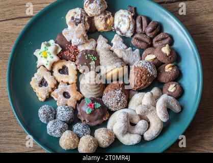 Ausstellung typischer hausgemachter tschechischer Weihnachtskekse Stockfoto