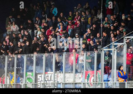 Zwolle, Niederlande. Oktober 2023. Zwolle - Fans von Feyenoord während des Eredivisie-Spiels zwischen PEC Zwolle und Feyenoord im MAC3Park Stadion am 8. Oktober 2023 in Zwolle, Niederlande. Credit: Box to Box Pictures/Alamy Live News Stockfoto