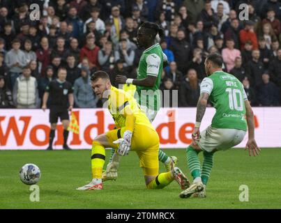 Scottish Premiership - Heart of Midlothian FC gegen Hibernian FC iptcyear2}1007 Hibs’ Stürmer Elie Youan, der in der 66. Minute zu Hause ist und 2-1 Punkte erzielt, als Hearts im Tynecastle Stadium, Edinburgh, Großbritannien, gegen die Stadtrivalen Hibs antritt Stockfoto