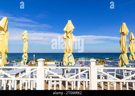 Leeres Strandcafé ohne Besucher. Böschung an einem sonnigen Tag. Leeres Resort in der Nebensaison. Stockfoto