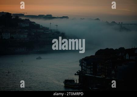 Nebel über dem Fluss Douro in der Dämmerung, Porto, Portugal. Stockfoto