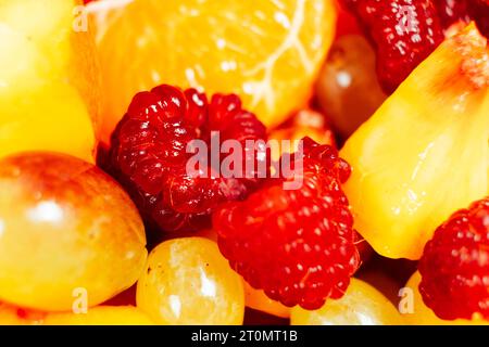 Ein gesundes Dessert ist ein Obstsalat aus gemischten Himbeeren, Mandarinen, Trauben und Nektarinen. Stockfoto