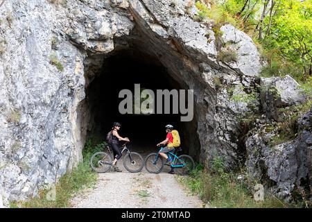 Mutter und Sohn, Touristen auf einer Radtour mit MTB in der Landschaft rund um Pivka, am Eingang des alten italienischen Militärtunnels, slowenien Stockfoto