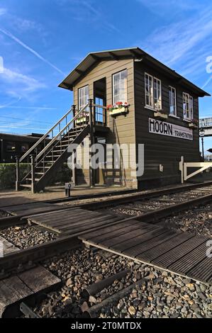 Malerische alte hölzerne Schalter und Stellwerk aus der Dampflokomotive Tram und Zug Ära am Bahnhof Hoorn in den Niederlanden Stockfoto
