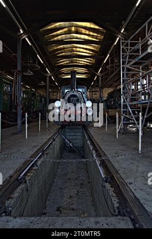 Vorderansicht einer alten Dampflokomotive im Depot zur Wartung in einem Museum Hoorn Niederlande Stockfoto