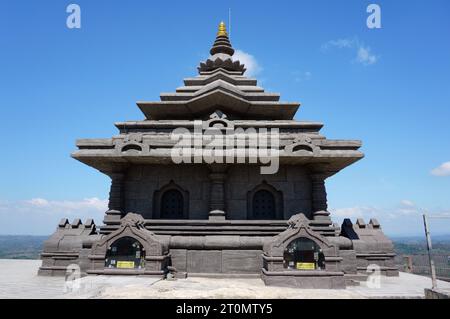 CHADAYAMANGALAM, KERALA, INDIEN - 31. DEZEMBER 2021: Seitenansicht des Jatayu Sreerama Tempels in der Nähe der Jatayu Skulptur im Jatayu Earth's Center. Stockfoto