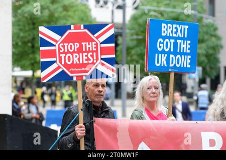 Manchester Oktober 2023 Demonstranten vor der Konferenz der Konservativen Partei mit dem Schild Stop the Tories Stockfoto