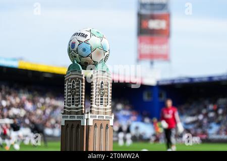 Zwolle, Niederlande. Oktober 2023. Zwolle - der Ball während des Eredivisie-Spiels zwischen PEC Zwolle und Feyenoord im MAC3Park Stadion am 8. Oktober 2023 in Zwolle, Niederlande. Credit: Box to Box Pictures/Alamy Live News Stockfoto