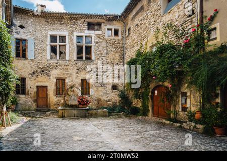 Alte Steinhausfassaden am Place de la Concorde im mittelalterlichen Dorf Chatillon en Diois, im Süden Frankreichs (Drome) Stockfoto