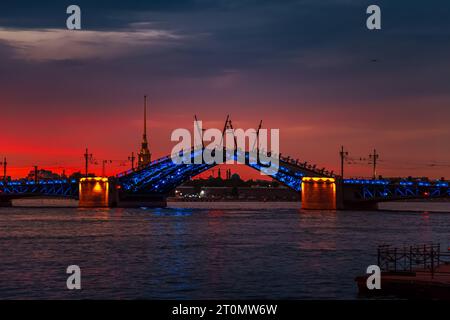 Öffnen Sie die Palace Bridge in St. Petersburg in einer weißen Nacht. St. Petersburg, Russland - 24. Juni 2022. Stockfoto