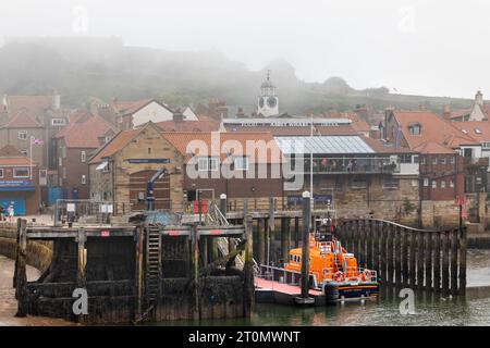 Whitby ist eine Küstenstadt in Yorkshire im Norden Englands, die durch den Fluss Esk geteilt wird. Stockfoto