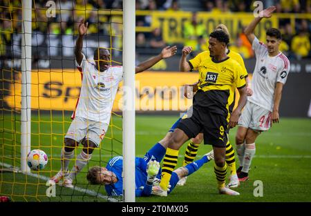 Dortmund, Deutschland. Oktober 2023. Union Torhüter Frederik Rönnow, Sebastien Haller (BVB) Borussia Dortmund - Union Berlin 07.10.2023 Copyright Stockfoto