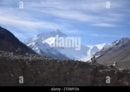 Der Gipfel des Mount Everest in der Himalaya-Kette vom Basislager des Everest in der autonomen Region Tibet aus gesehen Stockfoto