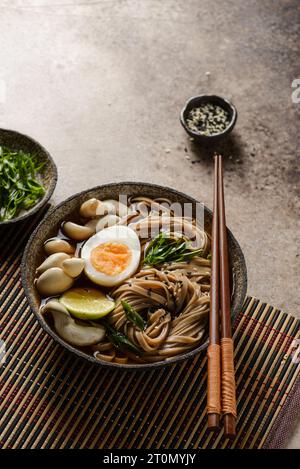 Soba mit Pilzen und Ei Stockfoto