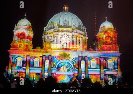 Der Berliner Dom beim Lichterfest 2023. Das Lichterfest Berlin gehört