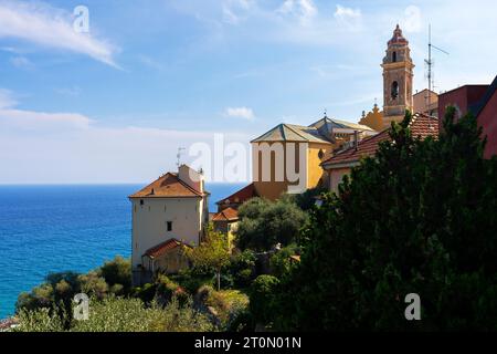 Cervo ist eine kleine und antike Stadt auf einem Hügel mit erhöhtem Blick auf das Mittelmeer in der Provinz Imperia, Ligurien, Italien. Cervo Stockfoto