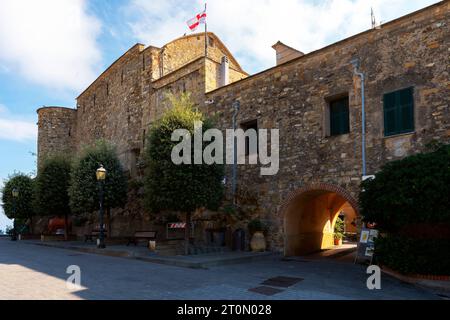 Die Burg aus dem 11. Jahrhundert auf der Spitze des Dorfes Cervo. Cervo ist eine kleine und antike Stadt auf einem Hügel mit erhöhtem Blick auf das Mittelmeer Stockfoto