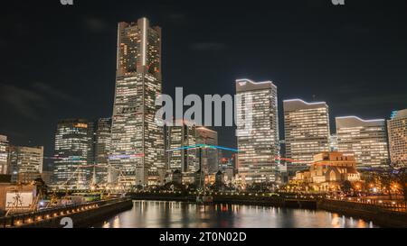 Nachtansicht auf das Hafenviertel Minatomirai von der Bankoku Bridge in Yokohama, Japan Stockfoto