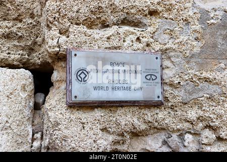 Das Schild der zum UNESCO-Weltkulturerbe gehörenden Stadt Rhodos hing am Tor des Amboise Eingangs zur Altstadt von Rhodos Stockfoto