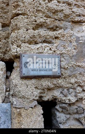 Das Schild der zum UNESCO-Weltkulturerbe gehörenden Stadt Rhodos hing am Tor des Amboise Eingangs zur Altstadt von Rhodos Stockfoto