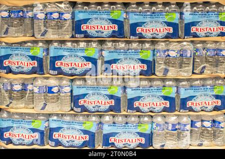 Paris, Frankreich - 10 04 2023 : Vorräte an Mineralwässern der Marke Cristaline in einem Supermarktgang Stockfoto