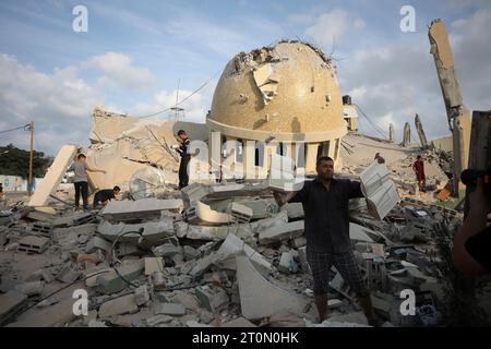 Rafah, Gaza. Oktober 2023.. Am Sonntag, den 8. Oktober 2023, untersuchen die Menschen die Ruinen einer Moschee, die bei israelischen Luftangriffen in Khan Yunis im südlichen Gazastreifen zerstört wurde. Die Kämpfe zwischen den israelischen Streitkräften und der militanten palästinensischen Gruppe Hamas wüteten. Foto: Ismael Mohamad/UPI. Quelle: UPI/Alamy Live News Stockfoto