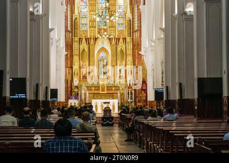 Hanoi, Vietnam. St. Josephs Kathedrale in der Nacht, Ostern 2023. Stockfoto