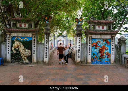 Hanoi, Vietnam. Eintritt zum Ngoc Son Tempel, Jade Mountain Temple. Stockfoto