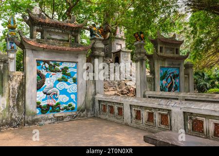 Hanoi, Vietnam. Ngoc Son Temple, Jade Mountain Temple. Wandmalereien In Der Nähe Des Tempeleingangs. Stockfoto