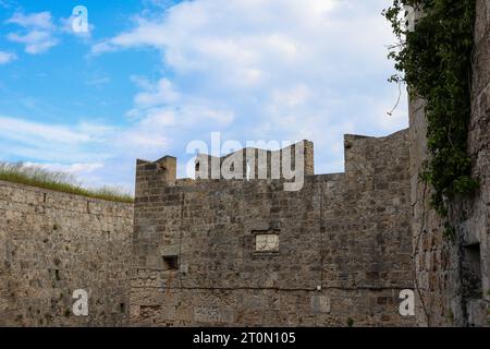 Mauerfassade der Befestigungsanlagen der mittelalterlichen Stadt Rhodos Stockfoto
