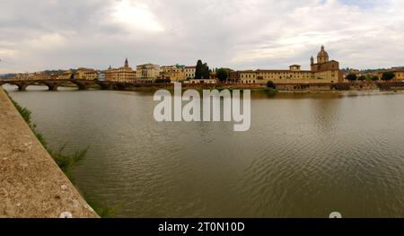 Blick über den Arno in Florenz mit der Chiesa di San Frediano in Cestello und Ponte alla Carraia Stockfoto