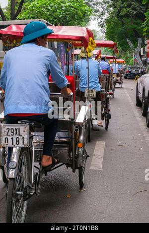 Hanoi, Vietnam. Touristen, die im Cyclos reiten. Stockfoto