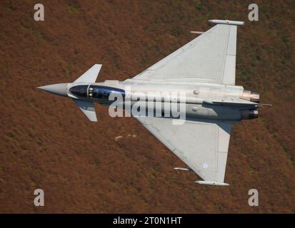 RAF Typhoon FGR 4, Durchführung von niedrigen Flugausbildung in Snowdonia, Wales. Die Mach Loop, LFA7, Niedrig fliegende Bereich 7, Stockfoto