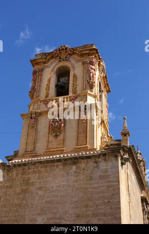 Orihuela, Alicante, Spanien - 13. April 2023: Fassade des Diözesankollegs und Konvents von Santo Domingo Stockfoto