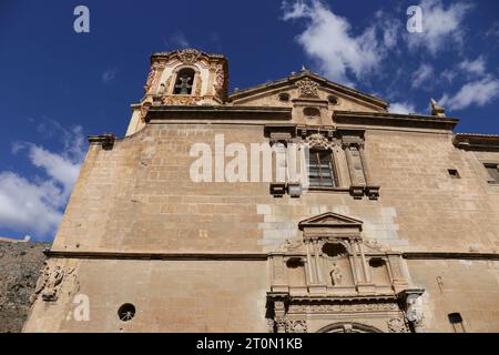 Orihuela, Alicante, Spanien - 13. April 2023: Fassade des Diözesankollegs und Konvents von Santo Domingo Stockfoto