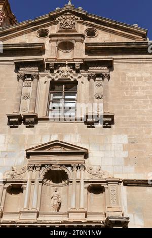 Orihuela, Alicante, Spanien - 13. April 2023: Fassade des Diözesankollegs und Konvents von Santo Domingo Stockfoto