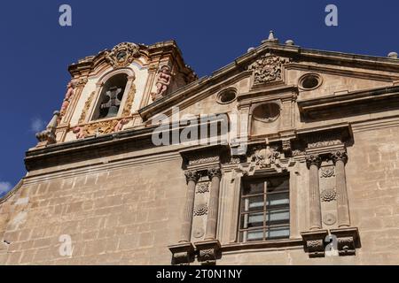 Orihuela, Alicante, Spanien - 13. April 2023: Fassade des Diözesankollegs und Konvents von Santo Domingo Stockfoto